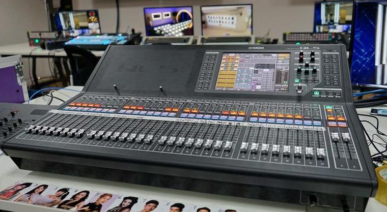 为什么调音台插入传声器增多容易产生啸叫 为什么调音台插入传声器增多容易产生啸叫